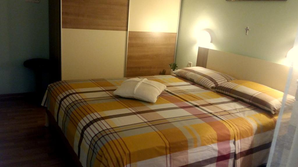 Guest House Tonica Крк Екстер'єр фото