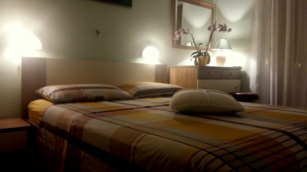 Guest House Tonica Крк Екстер'єр фото
