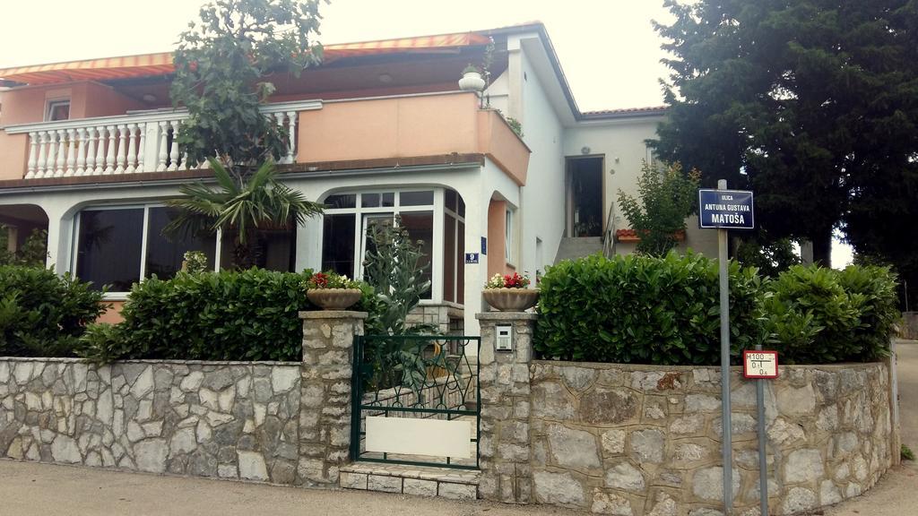 Guest House Tonica Крк Екстер'єр фото