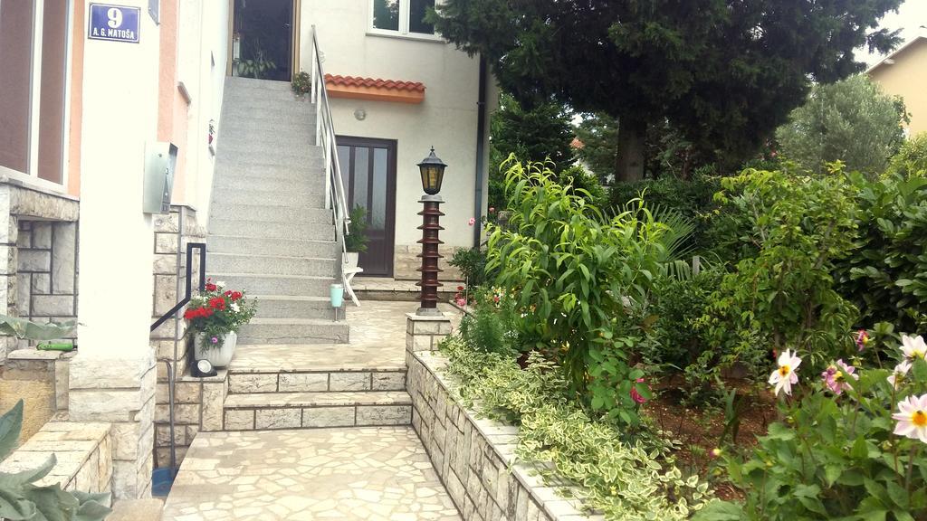 Guest House Tonica Крк Екстер'єр фото